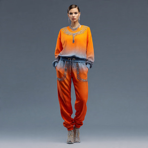 ชุดวอร์มสำหรับผู้หญิง ดีไซน์ทันสมัย ตกแต่งด้วยลายซันเฟดและคริสตัล - Product Image 2