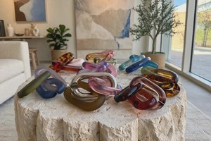 Sculpture d'anneaux entrelacés en résine rose peinte à la main, personnalisable, décoration artistique pour la maison, moulage en époxy DIY, forme irrégulière - Product Image 5
