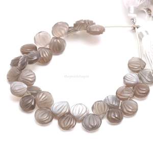 Cuentas de piedra lunar gris natural talladas en forma de concha, perforadas lateralmente, de 9-10 mm, cuentas de piedra lunar talladas a mano para la fabricación de joyas y venta al por mayor. - Product Image 3