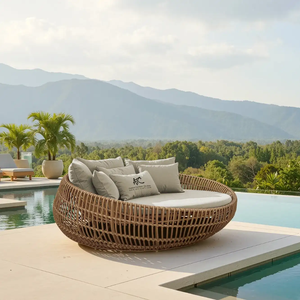 Lit de repos d'extérieur FIJI en rotin rond pour patio et bord de piscine - Product Image 1