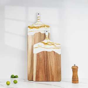 Planche à découper en bois d'acacia de qualité supérieure avec résine océanique, motif vague bleue, plateau rectangulaire en époxy pour charcuterie et fromages, vente en gros - Product Image 2