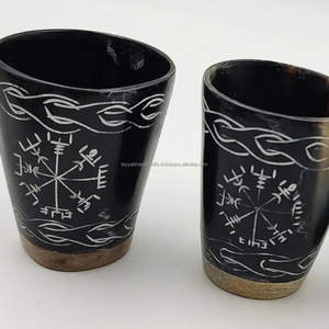 Exclusivas Copas de Vino de Cuerno de Buey Negro Grabadas, Mini Vasos de Chupito de la India - Product Image 1