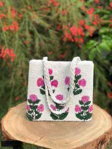 Sac fourre-tout en perles de verre fait main certifié MS Handicraft, impression numérique, roses blanches, feuilles vertes, forme rectangulaire, décontracté - Product Image 2
