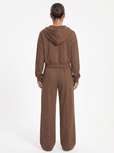 Conjunto de chándal de forro polar para mujer al por mayor: sudadera con capucha corta y pantalón de pierna ancha, de tejido grueso, corte holgado, con cordón ajustable, personalizable. - Product Image 2
