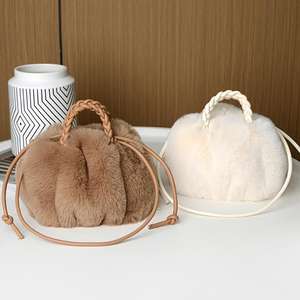 Sac à main d'hiver luxueux et moelleux pour maman, élégant sac à bandoulière et sac croisé en fausse fourrure de renard froncée avec chaîne - Product Image 6