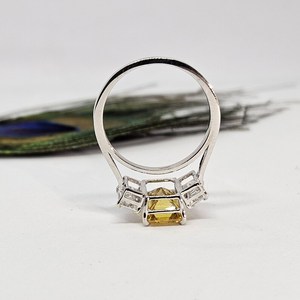 Anillo de compromiso de tres piedras con diamante amarillo de corte esmeralda cultivado en laboratorio, con diamantes laterales de baguette cónicos en oro blanco macizo de lujo - Product Image 4