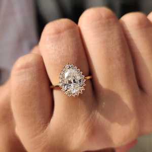 Anillo Floral Clásico con Halo de Diamantes Cultivados en Laboratorio de Corte Pera de 2.01CT, Certificado IGI, Oro Amarillo de 14K, Joyería Fina, Regalo de Compromiso o Promesa - Product Image 2