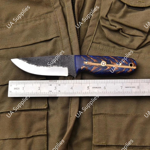 Cuchillo de camping hecho a mano con hoja forjada de acero de Damasco 1095 de aspecto antiguo, afilado como una navaja, de punta fija y mango hermoso con diseño de piña de pino. - Product Image 3