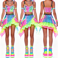 Tenue de rave arc-en-ciel réactive aux UV pour performance - Ensemble festival avec crop top scintillant et jupe asymétrique
