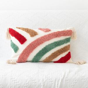 Housses de coussin décoratives élégantes avec motifs colorés en tuftage arc-en-ciel et rayures abstraites, et coins à pompons raffinés. - Product Image 4