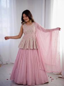 Conjunto de fiesta de diseñador con hermoso bordado, top de peplum de seda sintética Georgette con falda lehenga semicosturada y dupatta. - Product Image 4
