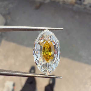 เพชรทรงหกเหลี่ยมโบราณที่เพาะเลี้ยงในห้องปฏิบัติการ |   ผิวขัดเงา เกรด EX คุณภาพการตัด 10/10 ความแข็ง 10/10 |   เพชรเม็ดเดี่ยวสองสี รุ่นเยลโลว์เซ็นเตอร์ ยูนีค - Product Image 1