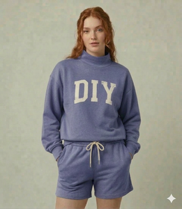 Ensemble short et haut à col montant pour femme, en tissu respirant et écologique, offrant des options de sélection de tissu flexible - Product Image 1