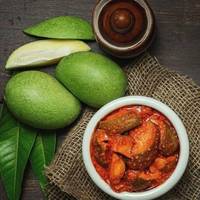 Grote vraag naar KYAARI pittige, conventioneel geconserveerde mango-augurken (25kg gemengde ingrediënten), rechtstreeks van de fabriek, bulklevering, commercieel.