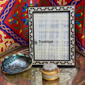 Marco de Fotos Artesanal con Incrustaciones de Madreperla, Diseño Creativo de Tradebyd - Product Image 1