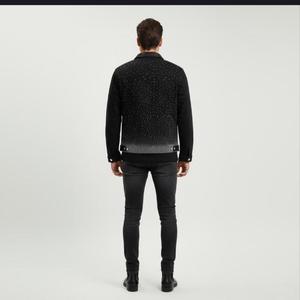 Sweat-shirt homme en coton 100% tricoté pour l'hiver, style streetwear, respirant, avec logo brodé personnalisé, patchs en strass et effet usé. - Product Image 3