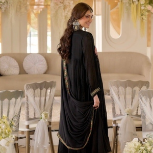 Ensemble de costume brodé en georgette de créateur avec pantalon et dupatta assortis, un ensemble ethnique conçu pour les mariages. - Product Image 3