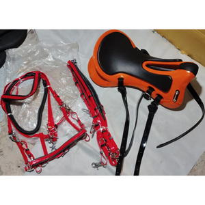 À VENDRE : Ensemble de selle synthétique PODIUM avec coussinets en maille respirante et ensemble de bride en PVC, taille 14, 15, 16, 17, 18, prix 60 $, carte de crédit acceptée - Product Image 3