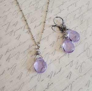 Pendentif en verre tchèque en forme de goutte d'eau lavande avec fleur d'orchidée plaquée or, bijoux de fiançailles vintage - Product Image 1