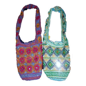Sac à bandoulière ethnique fait main avec broderies miroir, sac à bandoulière bohème traditionnel brodé, sac à main coloré tribal fait main, mode artisanale - Product Image 1