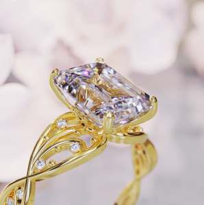 Bague en moissanite taille émeraude avec sertissage à griffes en argent sterling 925 plaqué or jaune pour mariage, fiançailles, anniversaire - Product Image 6