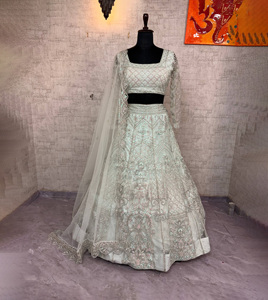 Nuevo Vestido Lehenga Choli de Diseño Indio de 4 Metros con Falda Acampanada y Lentejuelas, Ideal para Fiestas y Bodas - Product Image 1