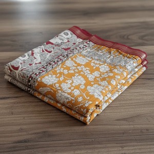 Sari de algodón Kalamkari de calidad de exportación con estampado floral de mostaza y borde marrón, tradicional, impreso a mano, disponible al mejor precio. - Product Image 5