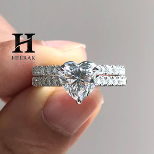 Ensemble de mariage de luxe 2 pièces : Bague de fiançailles en diamant de laboratoire taille cœur 1 ou 2 carats avec alliance éternité assortie - Product Image 5