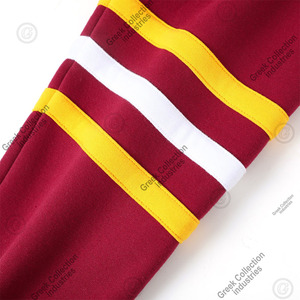 Cardigan universitaire pour hommes, col en V, couleur marron, avec bordure jaune et blanche, lettres brodées, style universitaire grec. - Product Image 5