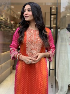 Ensembles très demandés pour femmes : Kurti orange droit en chinon pur avec pantalon et dupatta imprimée en chinon pur - Product Image 3