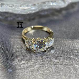 แหวนหมั้นเพชรทรงรี 2 กะรัต หรูหรา ผลิตในห้องปฏิบัติการ ทองคำ 14K สีเหลือง ประดับเพชรทรงหยดน้ำด้านข้าง พร้อมใบรับรอง - Product Image 5