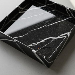 Plateau en résine noire artisanale avec feuille d'or |   Accessoire de luxe pour la maison - Product Image 3