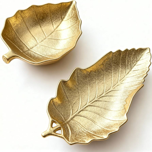 Assiette de service en laiton doré, élégante, en forme de feuille, faite à la main, polie, design solide, style glamour, durable, pour les fêtes - Product Image 4
