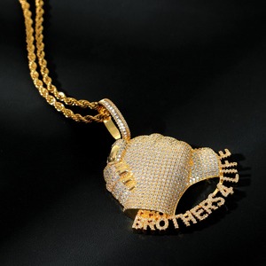 Colgante de fútbol americano chapado en oro con moissanita, con letras de nombre personalizadas y micro pavé, para hombre, estilo rapero, con incrustaciones de circonitas. - Product Image 6