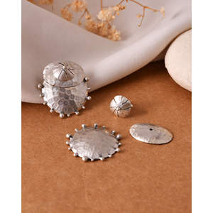 Boucles d'oreilles à clous en argent à trois voies par Meera Jaipur, design à la mode avec un attrait élégant, origine Inde - Product Image 2