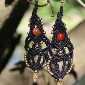 Pendientes de Macramé Negros Hechos a Mano con Cornalina, Pendientes Colgantes Boho con Piedras Preciosas, Joyería Artesanal Anudada al por Mayor - Product Image 1