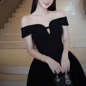 Elegante Vestido Negro con Hombros Descubiertos para Mujer, Vestido de Fiesta Ajustado con Lazo y Corte Evase - Product Image 2