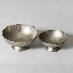Bols en métal faits à la main, écologiques et durables, avec bord festonné, design Wabi-Sabi, pour servir avec style lors de mariages et offrir en cadeau - Product Image 2