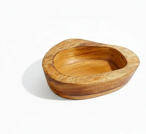 Juego de 4 recipientes de madera de estilo rústico, forma orgánica, sencillos y elegantes, para velas aromáticas de madera maciza. - Product Image 1