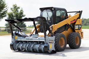 Chargeuse compacte sur pneus Cat avec attache broyeur forestier robuste pour défrichement, coupe de broussailles et broyage d'arbres professionnels - Product Image 2