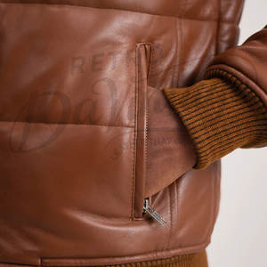 เสื้อแจ็คเก็ตหนังบุนวมสีน้ำตาลแทนสำหรับผู้ชาย มีฮู้ดถอดได้ เสื้อโค้ทกันหนาวแบบเย็บติดกัน อุ่นสบาย เหมาะสำหรับใส่กลางแจ้ง สไตล์ลำลอง แฟชั่น เสื้อแจ็คเก็ตนักขี่มอเตอร์ไซค์ - Product Image 6