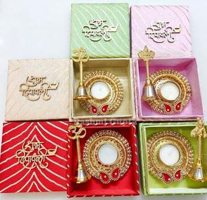 Panier-cadeau de luxe pour Diwali avec Diya plaqué or et cloche Om Ganesh porte-bonheur, ensemble de porte-bougies décoratifs festifs haut de gamme - Product Image 1