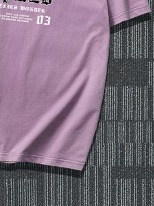 เสื้อยืดโอเวอร์ไซส์ผู้ชายลายกราฟิก Cozy Wear สีม่วง แขนสั้น คอกลม สไตล์สตรีท ทรงพอดีตัว พร้อมโลโก้สั่งทำด้านหลัง - Product Image 3