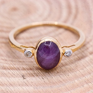 Bague en or jaune massif 14 carats avec rubis étoilé ovale naturel serti clos et accent de diamants, trois pierres, Memoria Jewels, vente en gros - Product Image 4