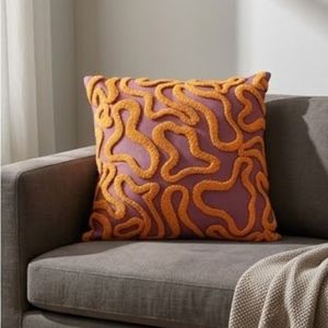 Housse de coussin décorative carrée brodée style bohème, motif infini violet et orange, textile lavable, en vente - Product Image 4