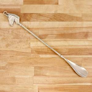 Calzador de latón asequible y elegante, ideal para calzarse fácilmente en casa - Product Image 4