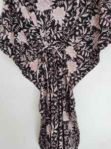 ชุดเดรสผ้าฝ้ายสีเขียวลายดอกไม้ทำมือ สไตล์อินเดีย คิโมโน โรบ น้ำหนักเบา เหมาะสำหรับใส่เที่ยวพักผ่อนสไตล์โบฮีเมียน - Product Image 5