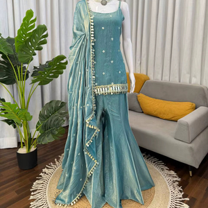 เสื้อท่อนบนผ้าไหมสีชมพูอมน้ำตาลปักลายกระจกเงา พร้อมกางเกงชาราร่าทรงพลัซโซและผ้าคลุมไหล่ - Product Image 1