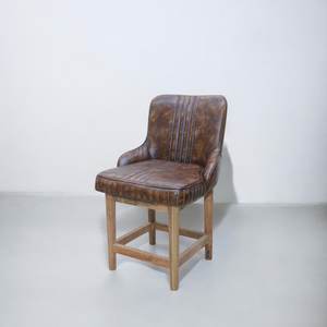 Chaise de luxe en cuir buff avec pieds en bois offrant un rembourrage ergonomique en mousse pour une assise confortable dans les espaces domestiques et les bistrots - Product Image 6