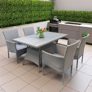 Ensemble de meubles de jardin d'extérieur en rotin moderne et acier avec verre trempé, 1 table et 4 chaises empilables - Product Image 1